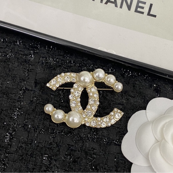 CHANEL Gold Brooch with Pearls and Crystals - Picture 2 of 3